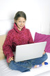 Kind mit Laptop auf Couch