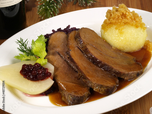 Photo: Wildschweinbraten mit Rotkohl und Kartoffelknödel Wildschweinbraten mit Rotkohl und Kartoffelknödel