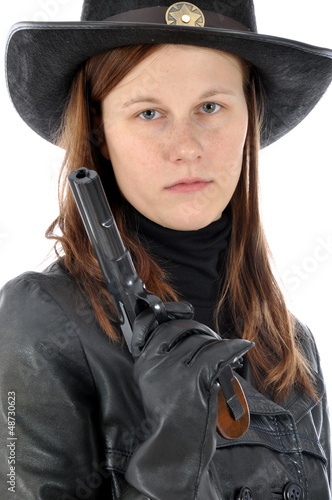 Photo: Junge Frau im Sheriff-Kostüm mit Pistole Junge Frau im Sheriff-Kostüm mit Pistole