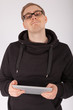 Ein junger Mann arbeitet mit einem Tablet-PC