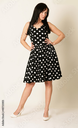 Photo: elegante Frau im Kleid elegante Frau im Kleid
