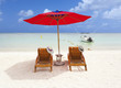 duo de chapeaux sous parasol de plage rouge