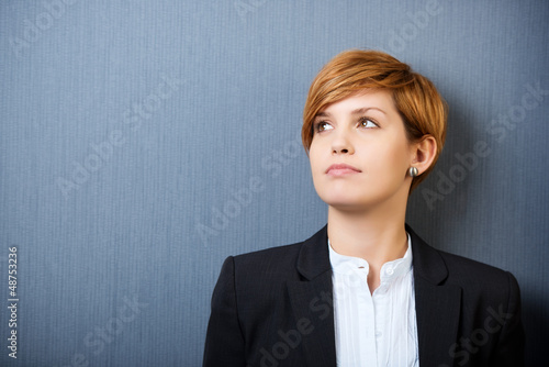 Photo: junge geschäftsfrau in gedanken junge geschäftsfrau in gedanken
