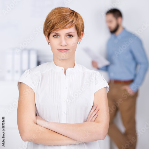 Photo: starke junge frau im büro starke junge frau im büro