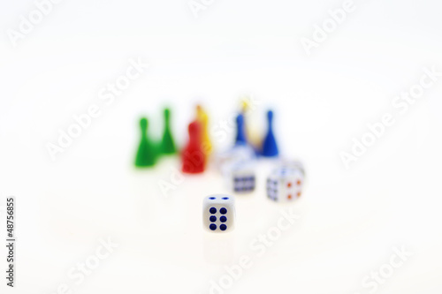 Photo: Würfel mit Spielfiguren Würfel mit Spielfiguren