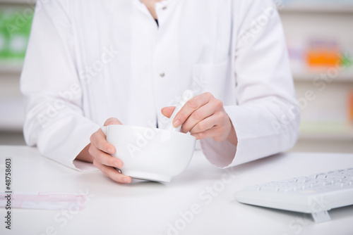 Photo: apothekerin mit mörser apothekerin mit mörser