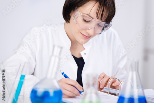 Photo: wissenschaftliche mitarbeiterin notiert ergebnisse wissenschaftliche mitarbeiterin notiert ergebnisse