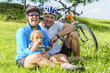 Foto: vergnügte Familie bei einer Radtour vergnügte Familie bei einer Radtour