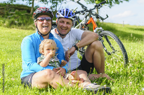 Photo: vergnügte Familie bei einer Radtour vergnügte Familie bei einer Radtour