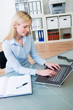 junge angestellte arbeitet am laptop