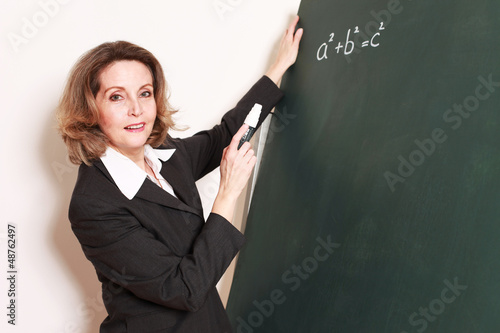 Photo: Mathematik Lehrerin an der Tafel Mathematik Lehrerin an der Tafel