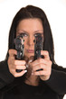 Agentin mit Pistolen