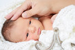 Photo: Baby und Mamas Hand Baby und Mamas Hand
