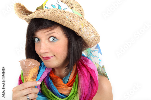 Photo: Junge Frau mit Eistüte Junge Frau mit Eistüte