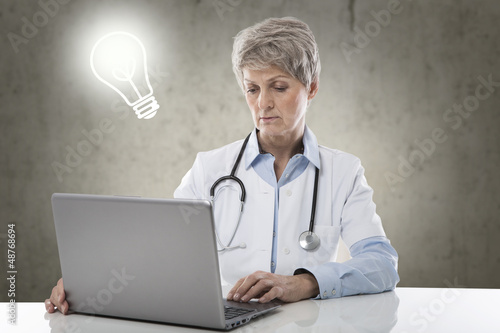 Photo: am laptop mit idee am laptop mit idee