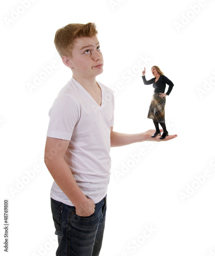 Photo: Genervter Teenager mit schimpfender Mutter Genervter Teenager mit schimpfender Mutter