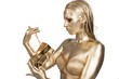 Goldene Frau mit Einkaufstasche