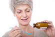 frau mit hustensaft