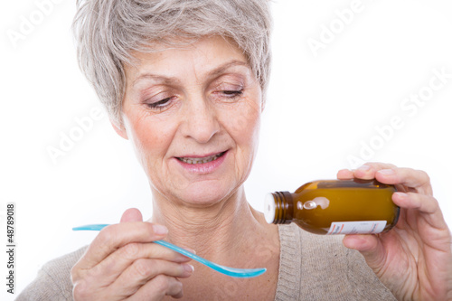 Photo: frau mit hustensaft frau mit hustensaft