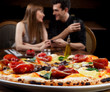 casal na pizzaria