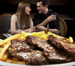 Casal no restaurante