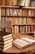 Photo: Büchertisch in alter Bibliothek Büchertisch in alter Bibliothek