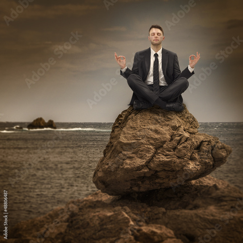Photo: Mann_auf_Felsen Mann_auf_Felsen