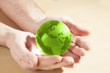 Foto: glass globe in hand glass globe in hand