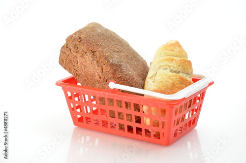 Photo: Brot und Croissant im Einkaufskorb Brot und Croissant im Einkaufskorb