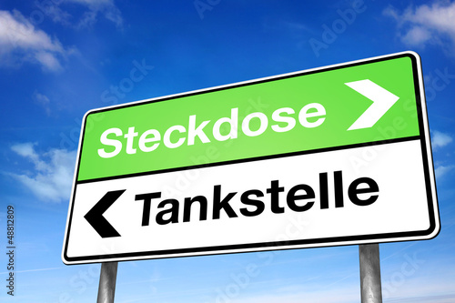 Photo: Wegweiser mit Steckdose und Tankstelle Wegweiser mit Steckdose und Tankstelle