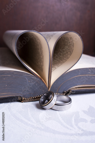 Photo: Two Hebrew wedding rings with a heart shaped Afrikaans Bible