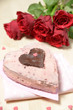 Kuchen in Herzform mit Rosenstrauß