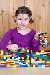 Kind spielt mit Bausteinen