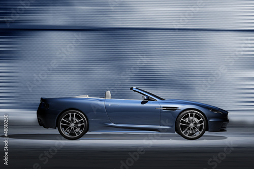 Illustration: Offener Sportwagen vor futuristischer Kulisse Offener Sportwagen vor futuristischer Kulisse
