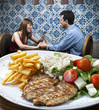Casal no restaurante