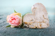 Birkenherz und Rose auf Holz