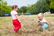 Kinder im Heu