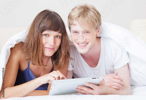 Photo: im bett mit tablet im bett mit tablet