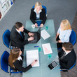 junges team sitzt gemeinsam in einer besprechung