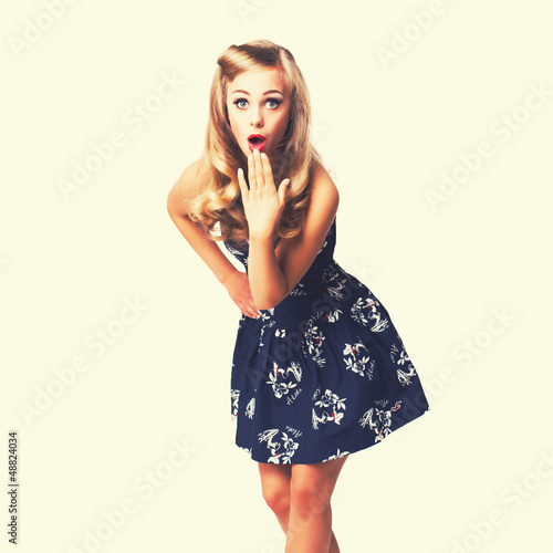 Photo: überraschte junge blonde Frau überraschte junge blonde Frau