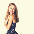 attraktive junge blonde Frau im Vintage Look