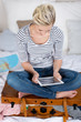 frau mit koffer und tablet