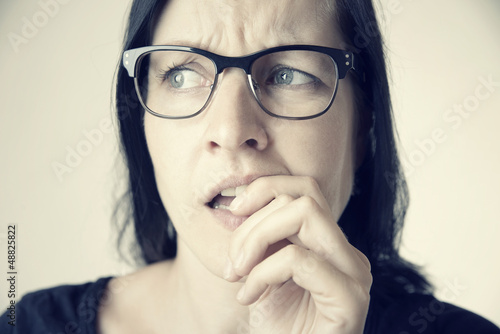 Photo: Zweifelnde Frau mit Brille Zweifelnde Frau mit Brille