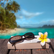 Lunettes de soleil et livre fond plage exotique