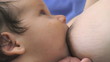 Vídeo: Breastfeeding a cute baby. Breastfeeding a cute baby.
