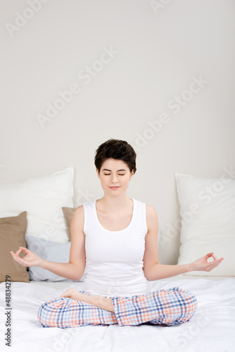 Photo: frau praktiziert yoga frau praktiziert yoga