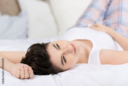 Photo: entspannte frau liegt auf dem bett entspannte frau liegt auf dem bett