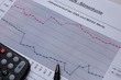 Börsenchart mit Taschenrechner und Stift