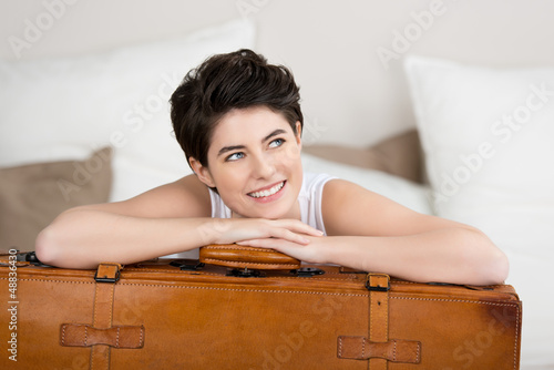 Photo: junge frau träumt vom urlaub junge frau träumt vom urlaub