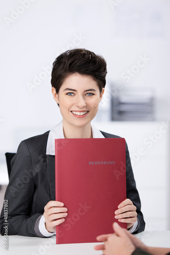 Photo: junge frau mit bewerbungsmappe junge frau mit bewerbungsmappe